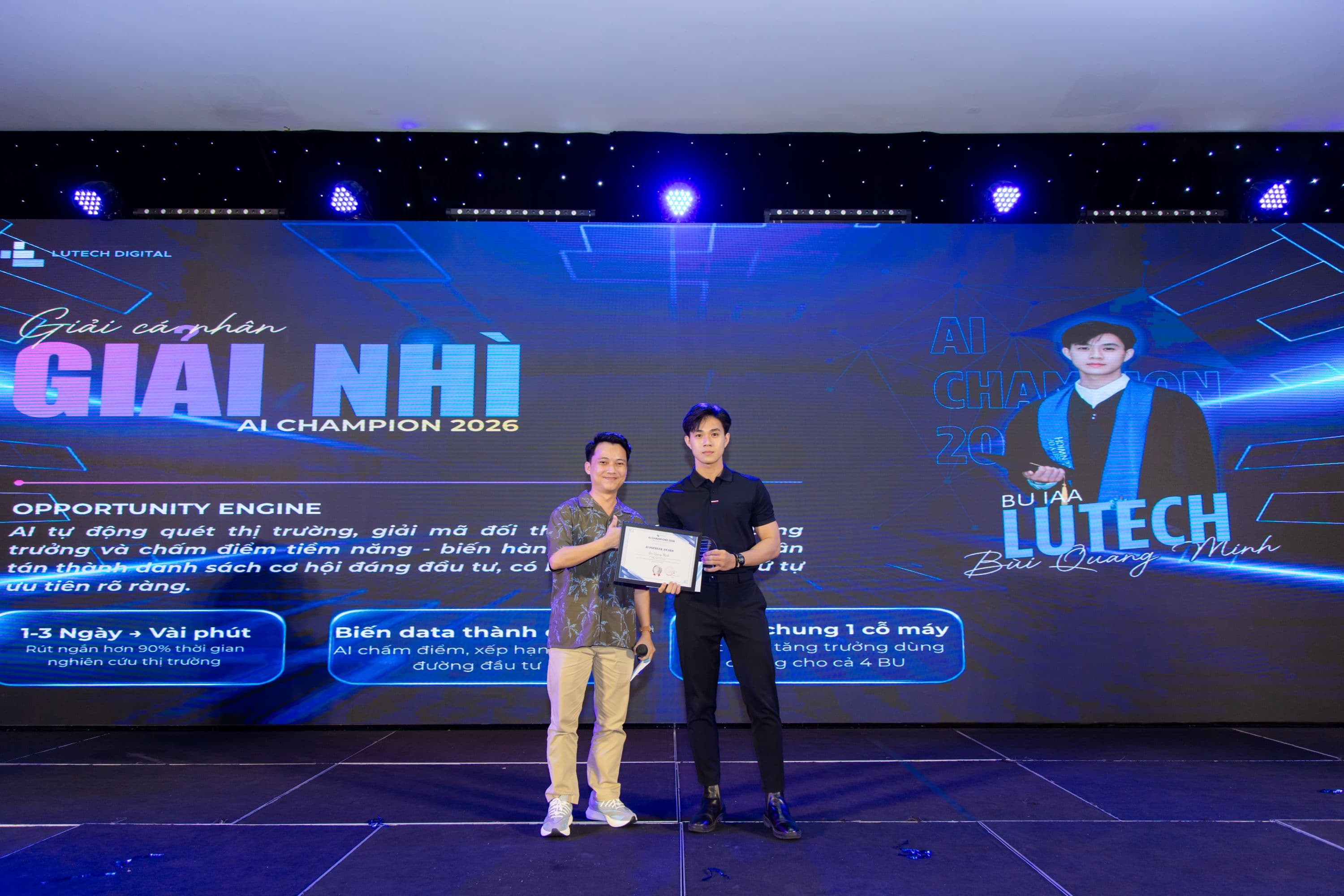 Ảnh nhận thưởng giải nhì cuộc thi AI Champion của bùi minh tại đêm gala dinner Phú Quốc